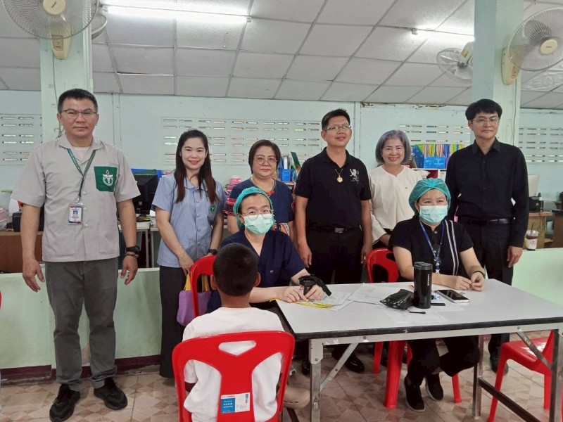 เจ้าหน้าที่กองสาธารณสุขและสิ่งแวดล้อมร่วมกับทันตแพทย์โรงพยาบาลสันทราย ในการออกปฏิบัติงานอนามัยโรงเรียน เพื่อให้บริการตรวจสุขภาพ คัดกรองภาวะสุขภาพ และสร้างเสริมภูมิคุ้มกันโรคให้แก่นักเรียน