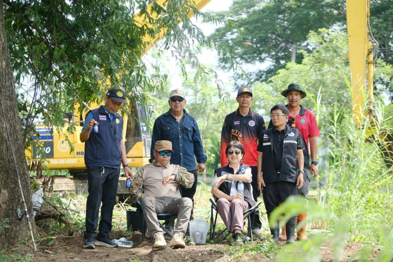 เทศบาลตำบลสันนาเม็ง ร่วมกับ อบจ.เชียงใหม่ เดินหน้าขุดลอกวัชพืชและกำจัดสิ่งกีดขวางทางน้ำ ป้องกันปัญหาน้ำท่วมขังในพื้นที่