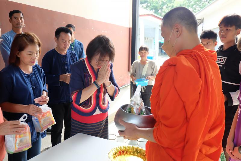 เข้าตรวจเยี่ยมความเรียบร้อยภายในศูนย์ฯเพื่อหาแนวทางแก้ไขปัญหาต่างๆและร่วมทำบุญใส่บาตรกับคณะครูและเด็กเล็ก ณ ศูนย์พัฒนาเด็กเทศบาลตำบลสันนาเม็ง 