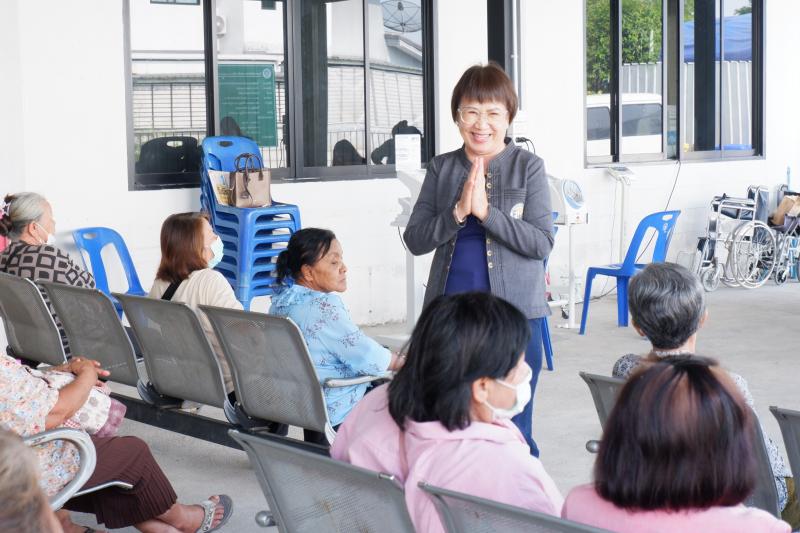 นายกเทศมนตรีตำบลสันนาเม็ง จะมาพบปะพูดคุยผู้รับบริการฯ ขอให้ประชาชนดูแลสุขภาพ สวมหน้ากาก เลี่ยงกิจกรรมกลางแจ้ง และติดตามสถานการณ์ฝุ่นอย่างใกล้ชิด