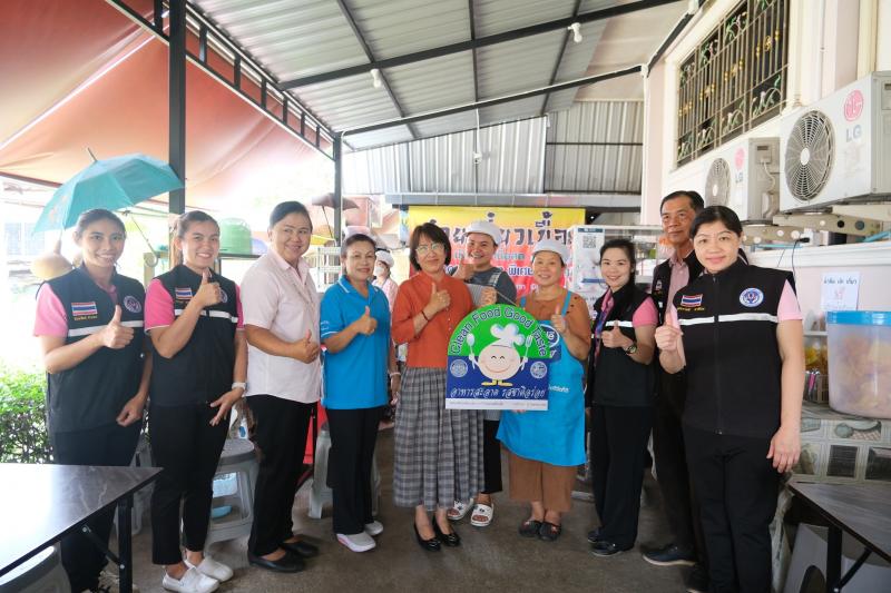 คณะผู้บริหารของเทศบาลตำบลสันนาเม็ง นำโดยนางสวาท โกชุม นายกเทศมนตรีตำบลสันนาเม็ง ลงพื้นที่เข้ามอบป้าย Clean food good taste และป้ายอาหารปลอดภัย ให้กับผู้ประกอบการและร้านอาหารที่ผ่านมาตรฐานการอบรมและตรวจสอบคุณภาพ