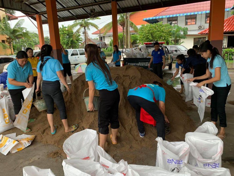 เทศบาลตำบลสันนาเม็ง กำลังร่วมกันบรรจุทรายลงกระสอบ เพื่อให้ประชาชนที่ได้รับความเดือดร้อนจากน้ำท่วม