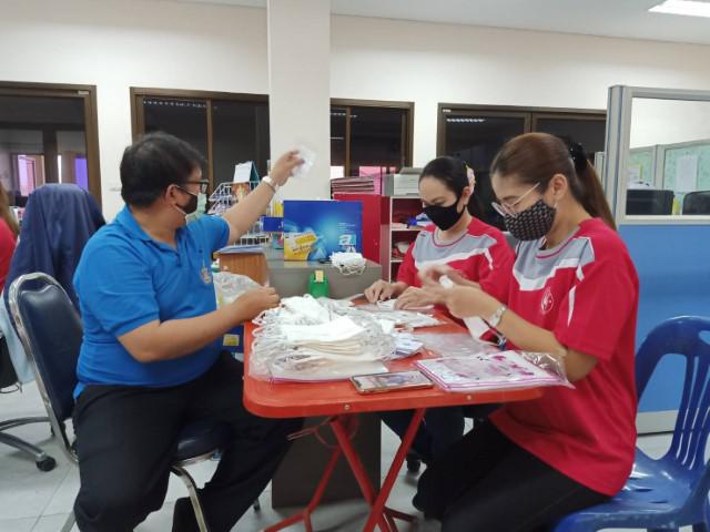 เทศบาลตำบลสันนาเม็งระดมกำลังพนักงานเจ้าหน้าที่เย็บหน้ากากผ้า