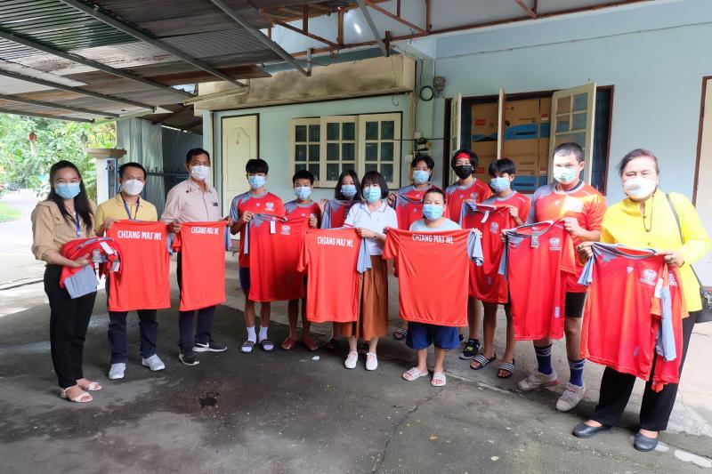 เทศบาลตำบลสันนาเม็งมอบเสื้อให้นักกีฬายกน้ำหนักสำหรับใช้ในการแข่งขันกีฬายกน้ำหนักยุวชนนานาชาติ