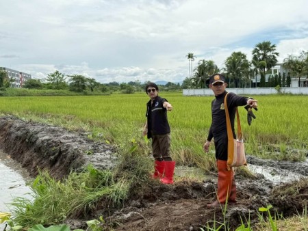 นายกเทศมนตรีตำบลสันนาเม็ง นำทีมลงพื้นที่ตรวจความคืบหน้างานขุดตักกำจัดวัชพืช หมู่ 7 บ้านคอกหมูป่า