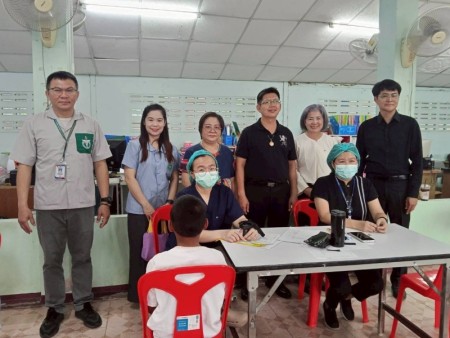 เจ้าหน้าที่กองสาธารณสุขและสิ่งแวดล้อมร่วมกับทันตแพทย์โรงพยาบาลสันทราย ในการออกปฏิบัติงานอนามัยโรงเรียน เพื่อให้บริการตรวจสุขภาพ คัดกรองภาวะสุขภาพ และสร้างเสริมภูมิคุ้มกันโรคให้แก่นักเรียน